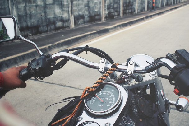 Водитель мотоцикла на дороге
 - Фото, изображение