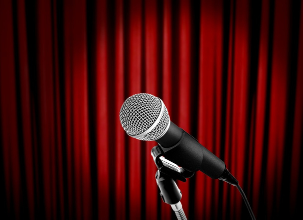 Kırmızı perde ile sahnede mikrofon - Fotoğraf, Görsel