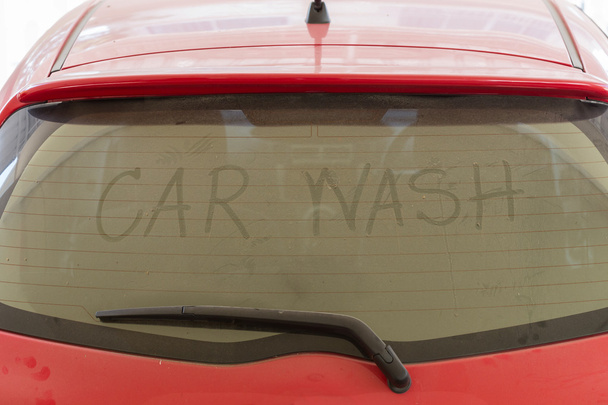 texto de lavado de coches en el espejo trasero coche sucio
 - Foto, imagen
