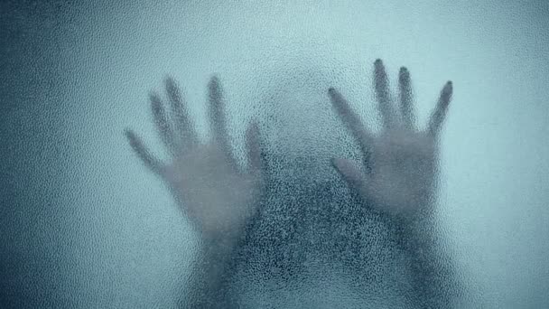 γυναικείο χέρι και το κεφάλι, στοιχειωμένος σκιές στον τοίχο γυαλί, σε full Hd - Πλάνα, βίντεο