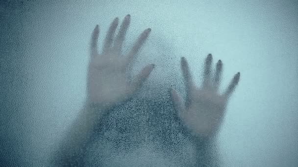 γυναικείο χέρι και το κεφάλι, στοιχειωμένος σκιές στον τοίχο γυαλί, σε full Hd - Πλάνα, βίντεο