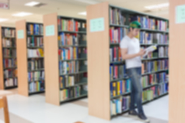 розмитий фон бібліотеки зі студентом та книжковою полицею
 - Фото, зображення