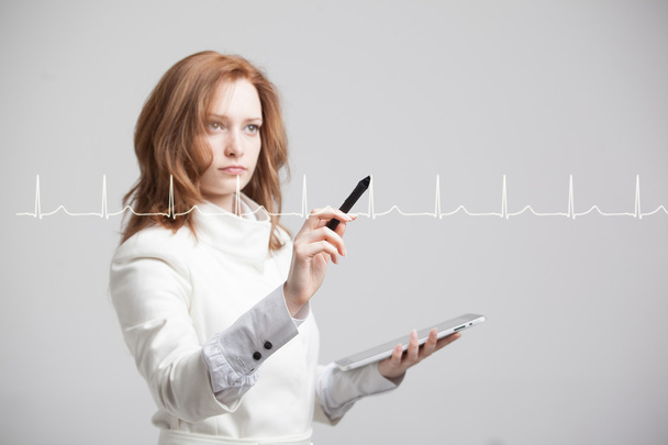 doctor woman drawing cardiogram - Foto, afbeelding
