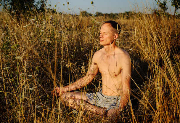 瞑想の男 - 写真・画像