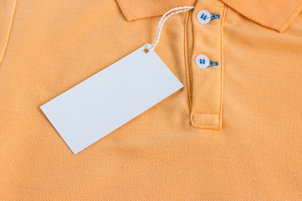 ein leeres weißes Etikett oder Etikett am Hemd - Foto, Bild