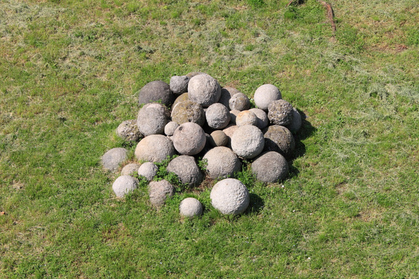 Bolas de cañón de piedra blanca
 - Foto, imagen