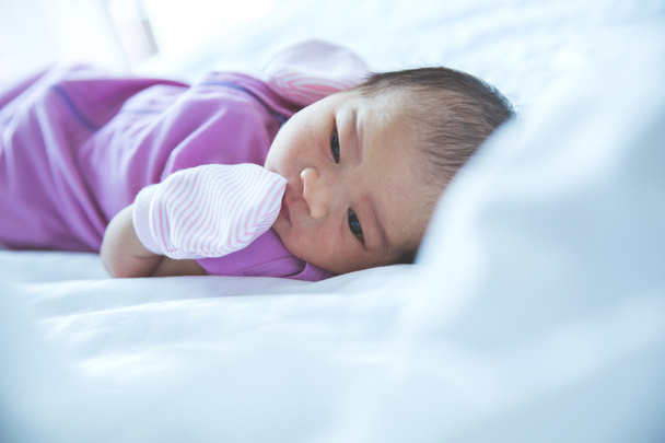 newborn on the bed - Foto, afbeelding