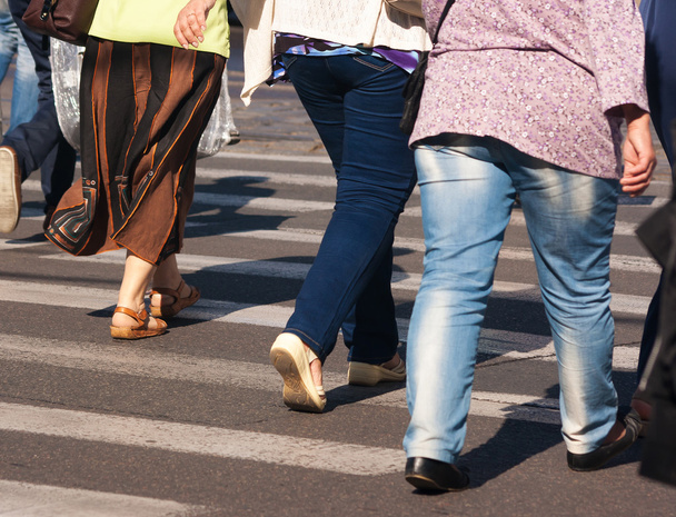 ноги пішохода на міській вулиці
 - Фото, зображення