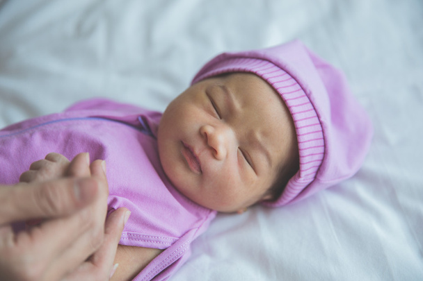 newborn baby holding finger - Zdjęcie, obraz