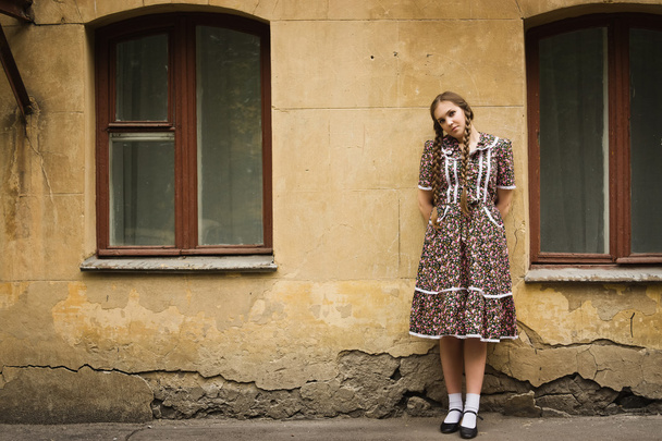 Σοβιετική κορίτσι σε ρετρό στιλ βρίσκεται στον δρόμο Μόσχα - Φωτογραφία, εικόνα