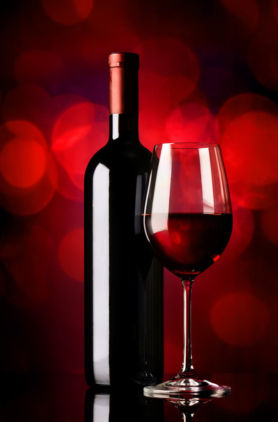 Бутылка с вином на красном
 - Фото, изображение