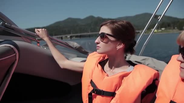 Belle femme portant en gilet de sauvetage orange
 - Séquence, vidéo