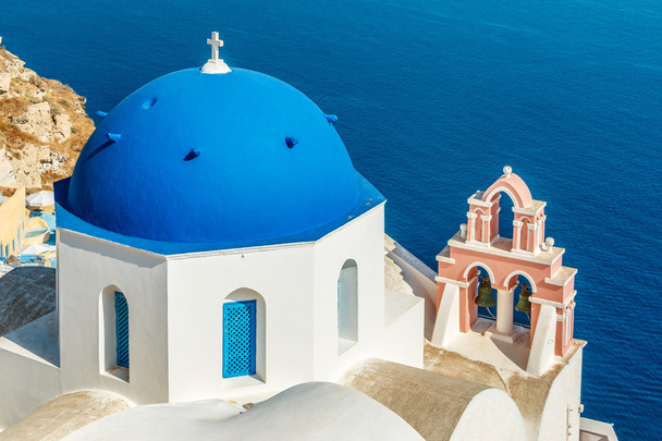 Eglise grecque avec dôme bleu à Oia, Santorin
 - Photo, image