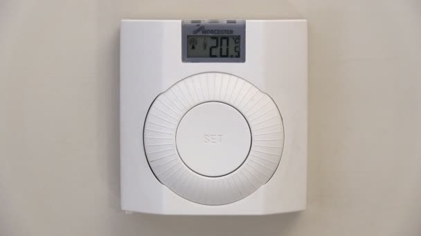 Erhöhung der Temperatur auf einem Thermostat für Zentralheizung - Filmmaterial, Video