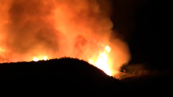 Les feux de forêt qui font rage dans les collines (HD
) - Séquence, vidéo