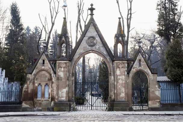 Entrada central no cemitério de Lychakiv
 - Foto, Imagem