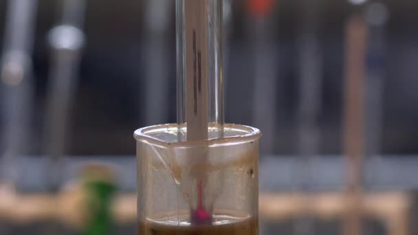 pomiaru alkoholu przy użyciu ebulliometer - Materiał filmowy, wideo