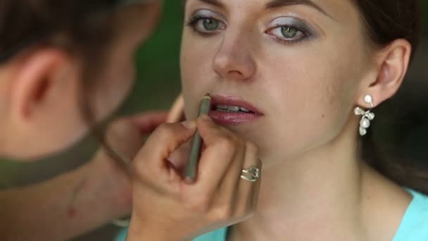 stylist toepassing van make-up op gezicht - Video