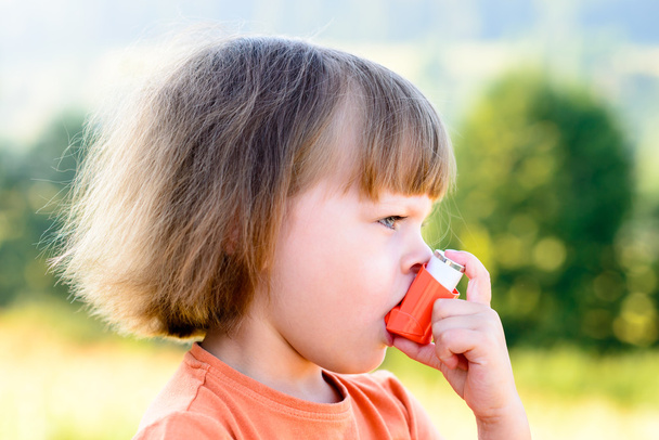 Pieni tyttö käyttää inhalaattoria aurinkoisena päivänä
 - Valokuva, kuva