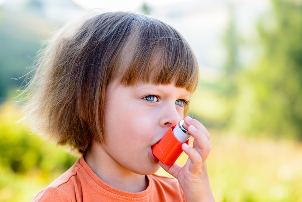 kleines Mädchen mit Inhalator an einem sonnigen Tag - Foto, Bild