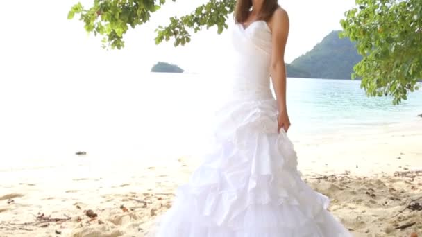 gelukkige bruid op tropisch strand - Video