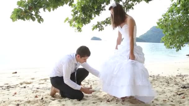 Menyasszony és vőlegény a strandon - Felvétel, videó