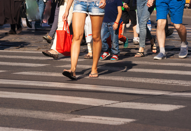 voeten van de voetgangers op straat stad - Foto, afbeelding