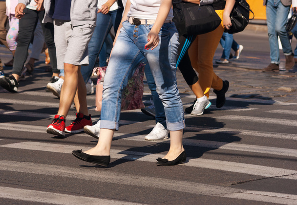 Ноги пешеходов идут по пешеходному переходу
 - Фото, изображение