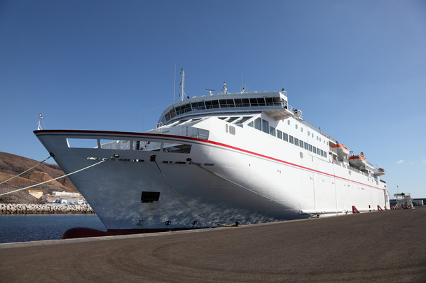 Gran ferry moderno en el puerto
 - Foto, Imagen