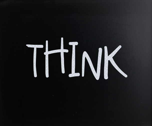 Слово "думать" написано от руки с белым мелом на доске
 - Фото, изображение