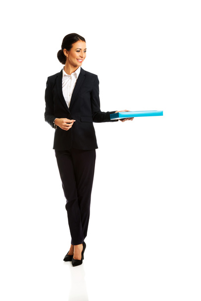 Businesswoman giving a binder - Zdjęcie, obraz