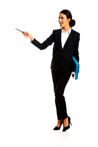 Businesswoman holding a pen and binder - Zdjęcie, obraz