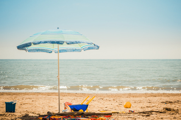 Зонтичный пляж и детские пляжные игрушки
 - Фото, изображение