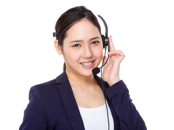 asiatische Kundendienstmitarbeiterin mit Headset - Foto, Bild