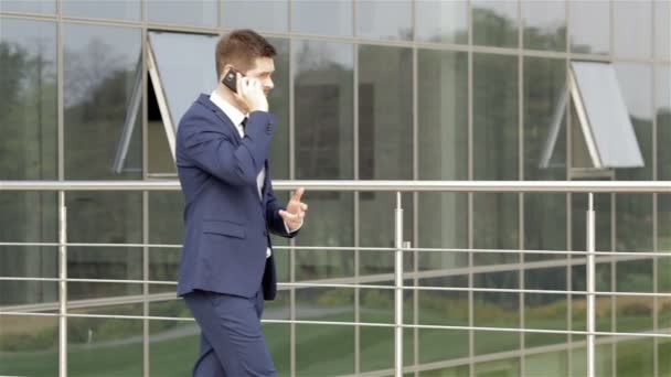 Businessman talking on his cellphone - Video, Çekim