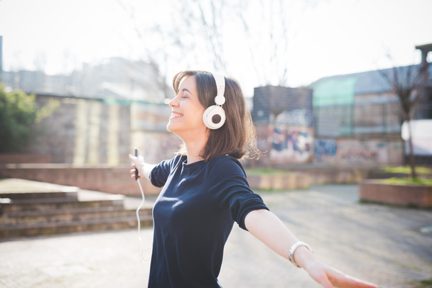 молодая симпатичная женщина слушает музыку
 - Фото, изображение