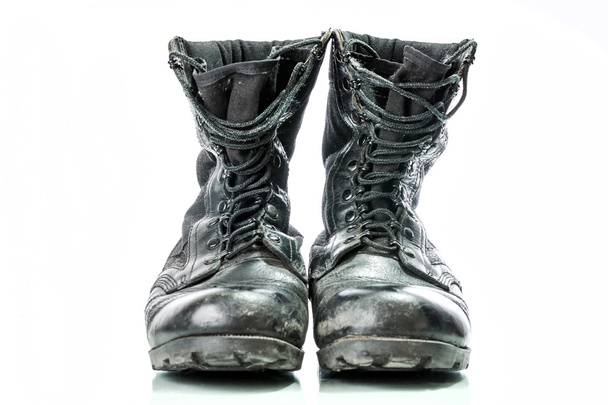 Czarne stare wojskowe walki buty na białym tle na białym tle - Zdjęcie, obraz