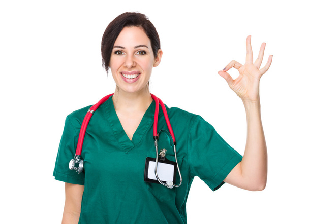 branco feminino médico em verde uniforme
 - Foto, Imagem