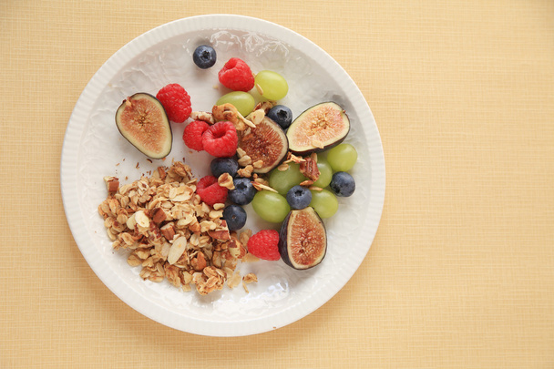 Frutas frescas de verano con granola
 - Foto, imagen