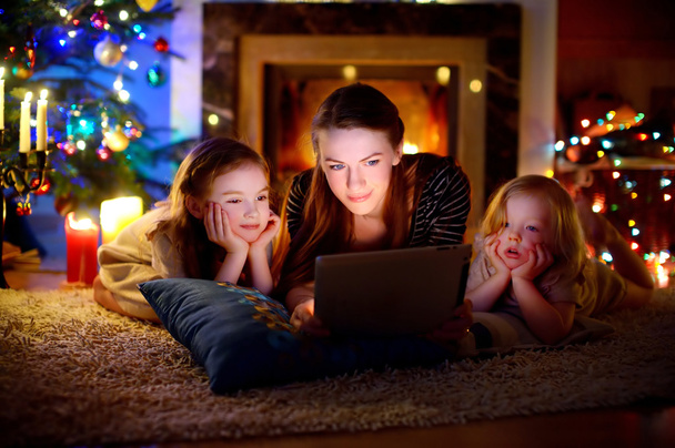 Mother and daughters using  tablet - Foto, Imagen