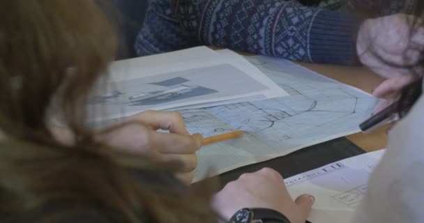 Girls Boy People With Pens And Pencils Students Of The Faculty Of Architecture In The Classroom Architectural Sketches Drawings Designs Schematic Drawn - Metraje, vídeo
