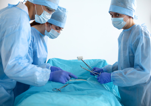 Ομάδα του χειρουργού σε ενιαία εκτέλεση λειτουργίας σε έναν ασθενή σε κλινική καρδιοχειρουργικής - Φωτογραφία, εικόνα