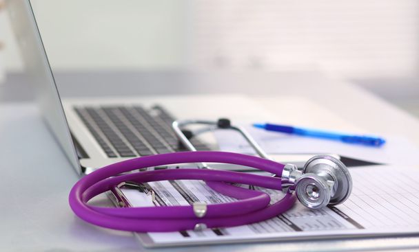 Beyaz ahşap bir masa üstünde a laptop yanında sağlık stetoskop - Fotoğraf, Görsel