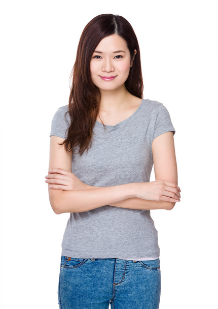 Mujer joven asiática en camiseta gris
 - Foto, Imagen