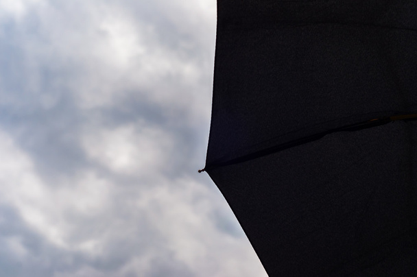 Czarny parasol i jesienne niebo - Zdjęcie, obraz