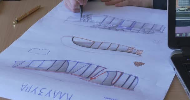 Naisen käsi nainen piirtää nainen istuu työskentelee Computer Architectural Sketches piirustukset mallit kaavamaisen piirretty paperille sisätiloissa Kiova
 - Materiaali, video