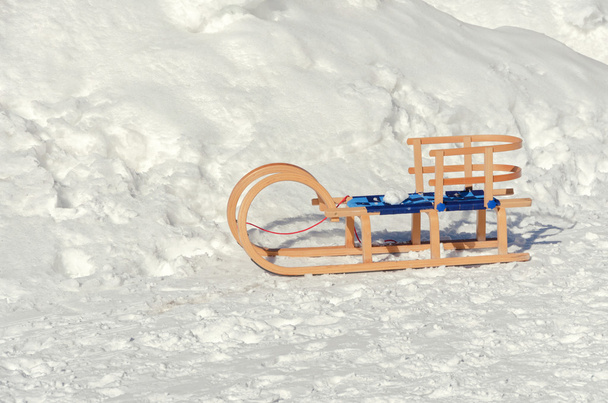 trineos de madera en la nieve
 - Foto, imagen