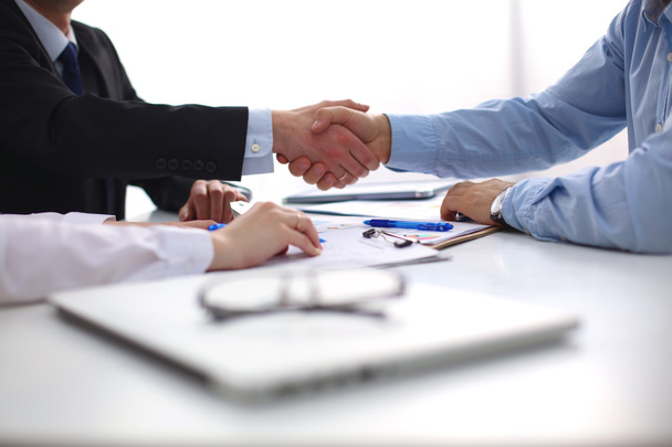 Образ деловых партнеров, обсуждающих документы и идеи на встрече - Фото, изображение