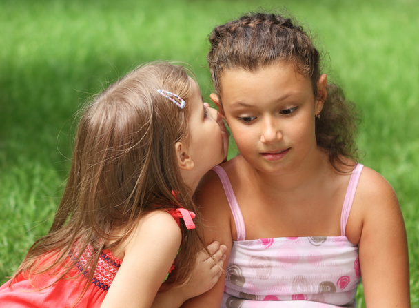 twee gelukkige kleine meisjes met plezier in de zomerdag - Foto, afbeelding