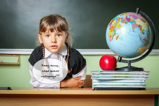 scuola, ragazza, scolara 6 anni in un abito nero e una cenere bianca
 - Foto, immagini